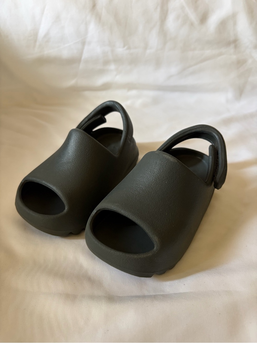 Yeezy Kids Foam Slide Sandals in Olive